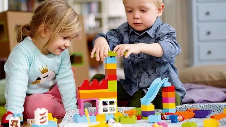 Coach热销难抵关税寒流 Tapestry(TPR.US)盈利展望受挫股价暴跌